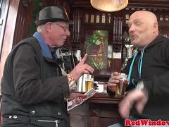 Alter Fettsack knallt junge Blondine