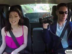 Im Auto wird geblasen und gefickt