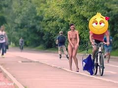 Amateurin zieht in der Öffentlichkeit blank